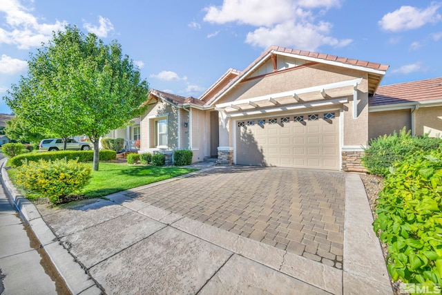 view of front facade featuring a garage