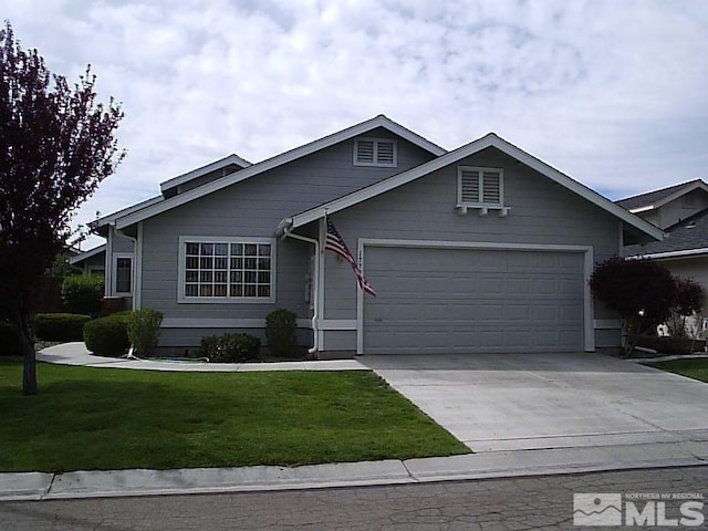 view of front facade featuring a front yard