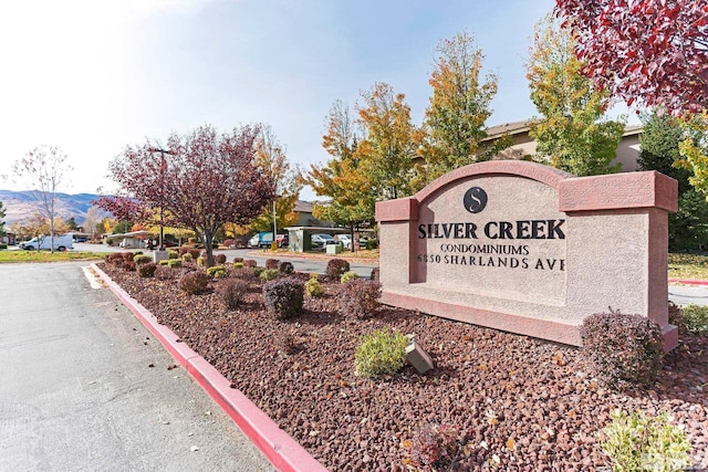 community / neighborhood sign featuring a mountain view