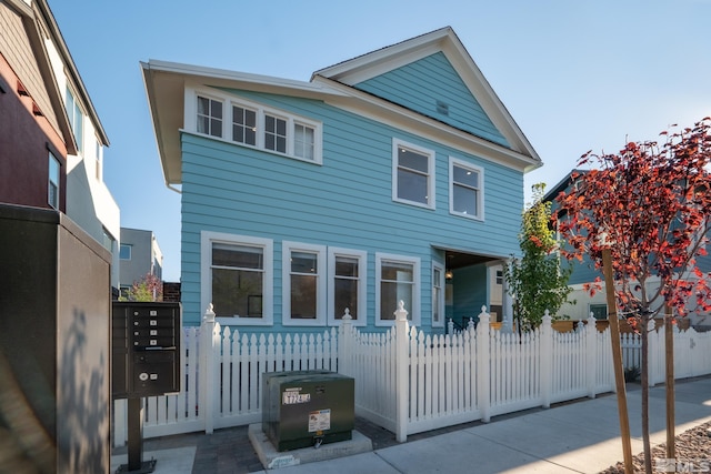 view of front facade featuring a fenced front yard