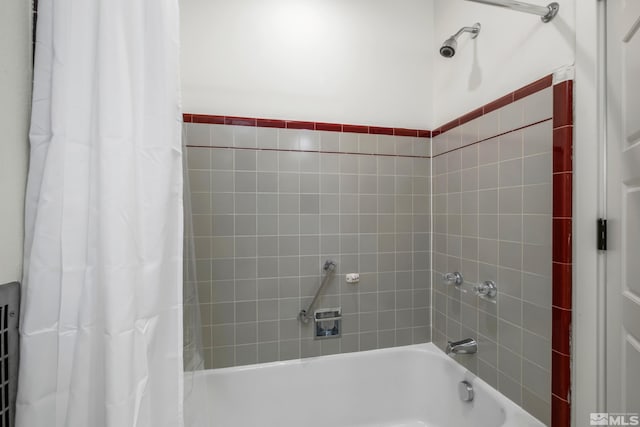 bathroom with shower / tub combo