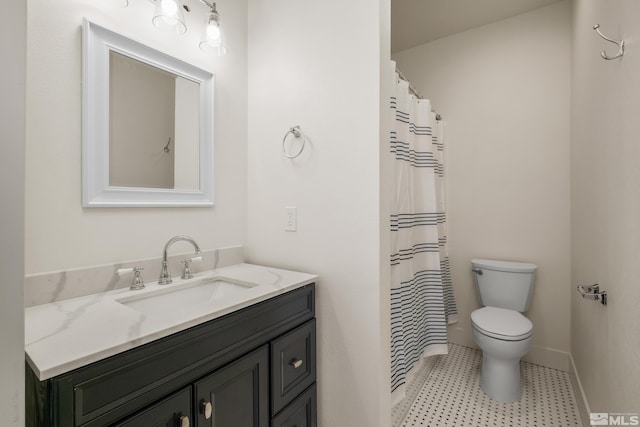 full bathroom with toilet, a shower with shower curtain, vanity, and baseboards