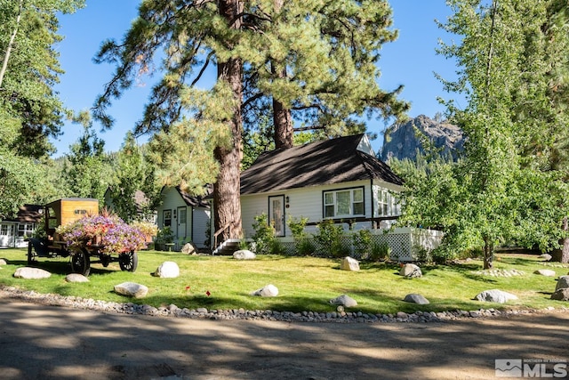 view of front of home featuring a front yard