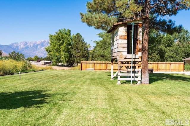 view of yard with a mountain view