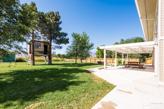 view of yard featuring a pergola and a patio area