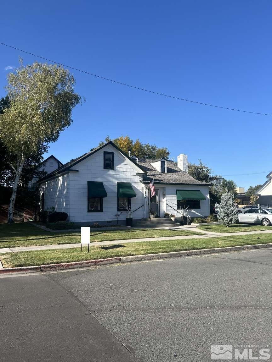 view of front facade with a front lawn