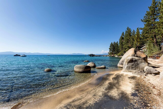 water view featuring a mountain view