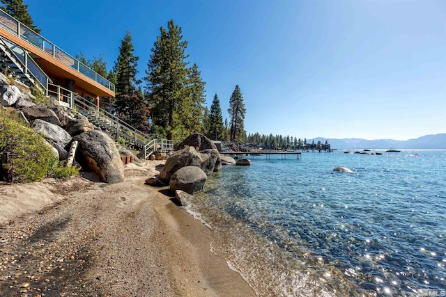 water view featuring a mountain view