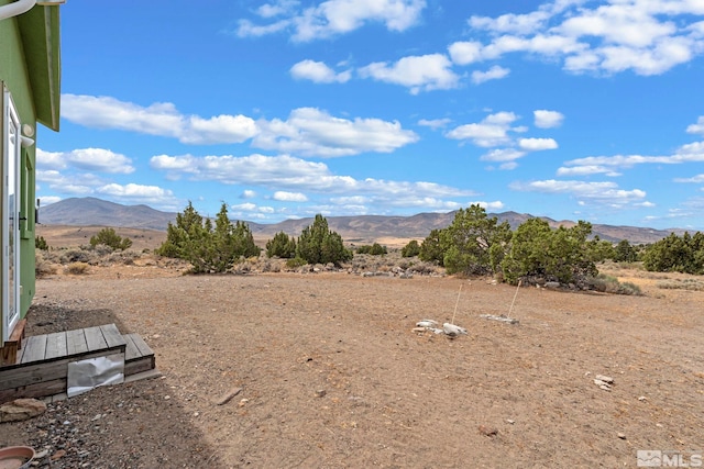 view of yard featuring a mountain view