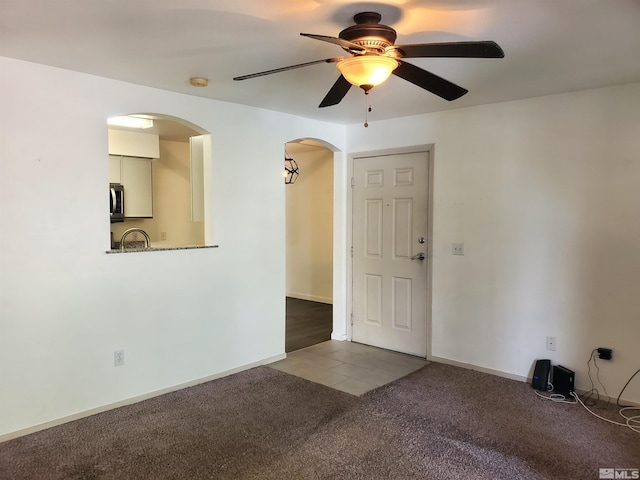 unfurnished room featuring carpet flooring and ceiling fan