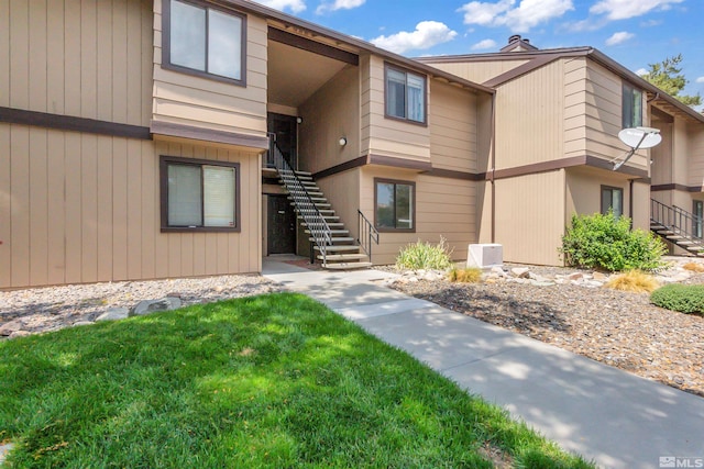 view of front of house with a front yard