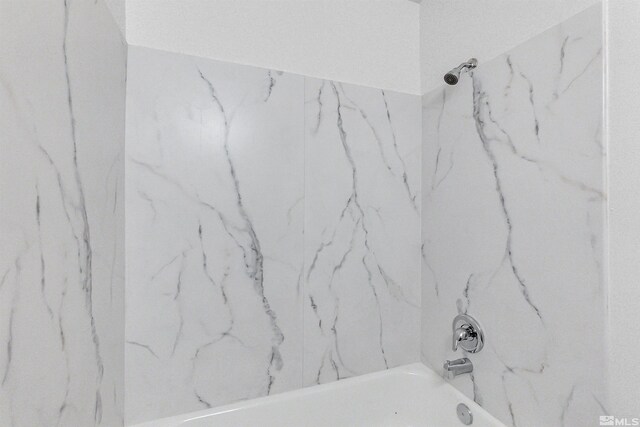 bathroom featuring tiled shower / bath combo