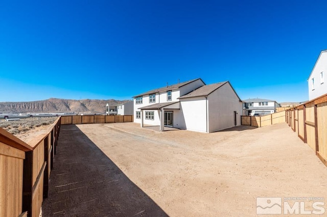 view of yard with a mountain view