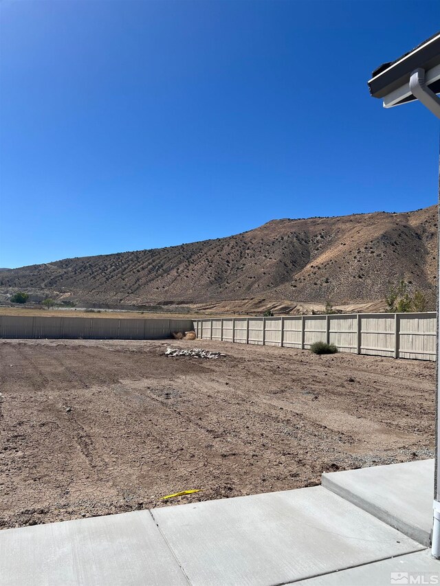 view of yard featuring a mountain view