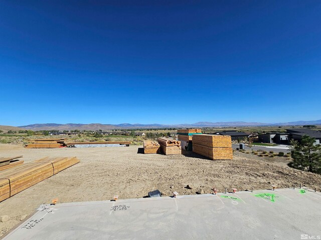 view of yard with a mountain view