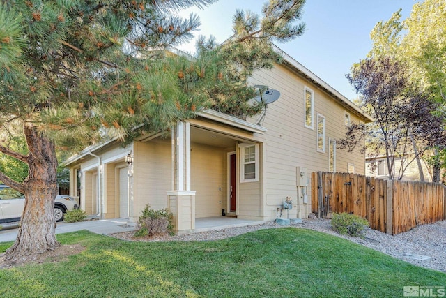 view of front of home featuring a front yard and a garage