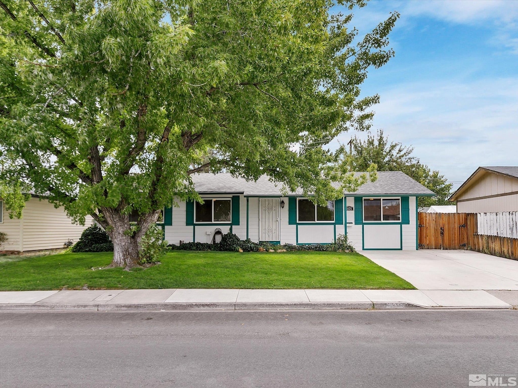 ranch-style home with a front yard