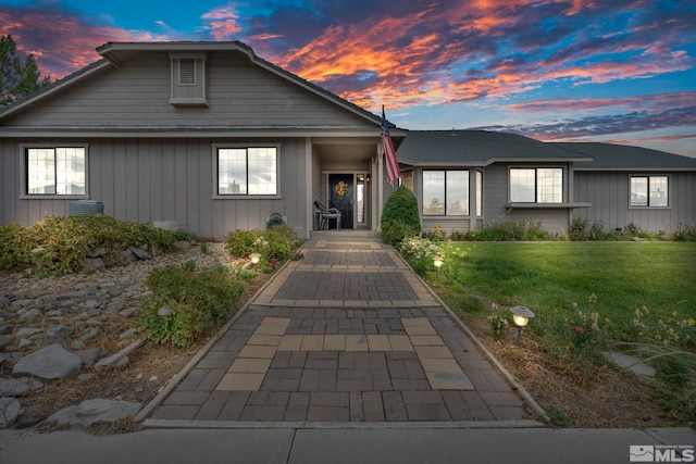 view of front of property featuring a yard