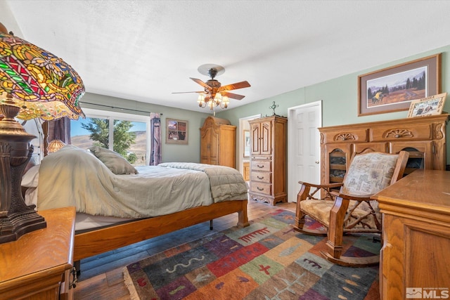 bedroom featuring ceiling fan and a textured ceiling