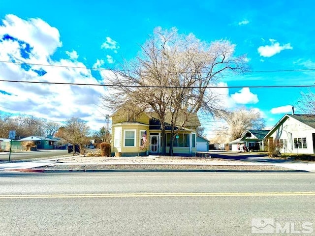 view of front property