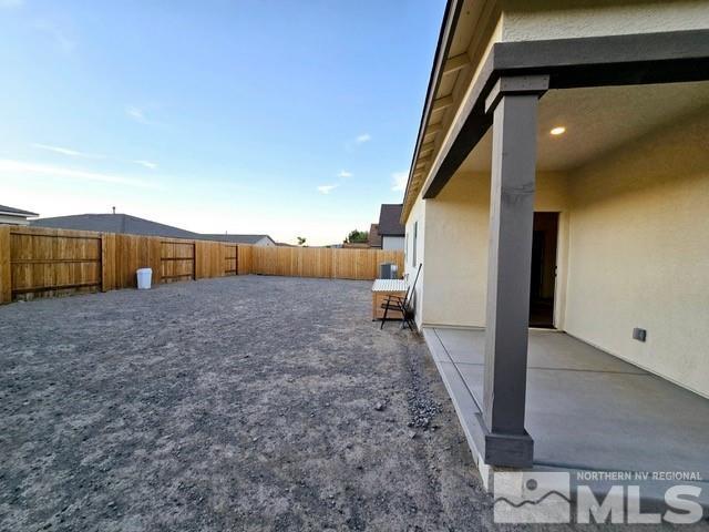 view of yard featuring a patio area