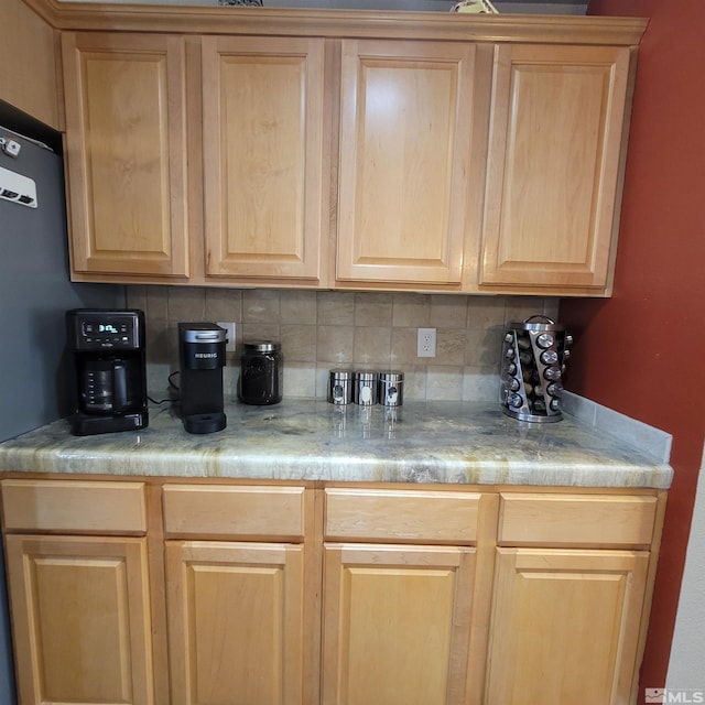 bar featuring tasteful backsplash and light brown cabinets