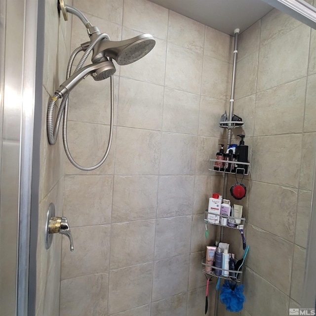 bathroom featuring tiled shower