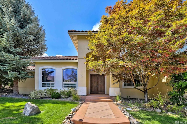 view of front of home featuring a front lawn