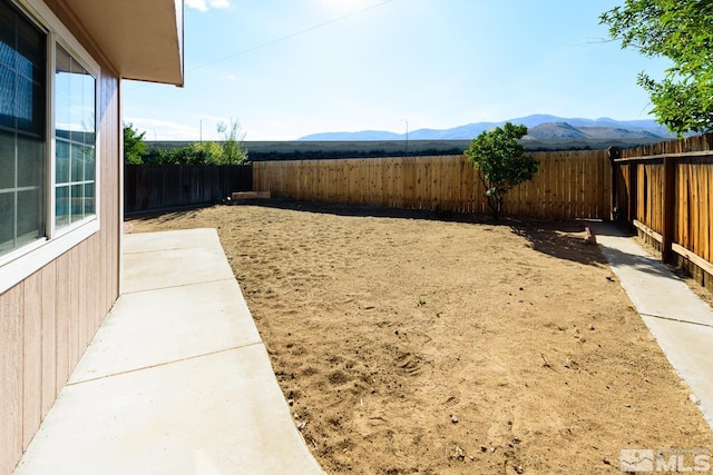 view of yard featuring a mountain view