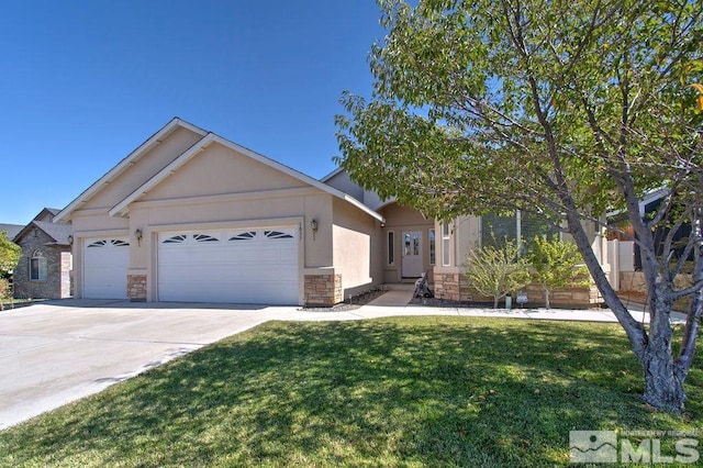 view of front of home featuring a front lawn and a garage