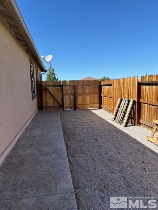 view of yard featuring a patio area