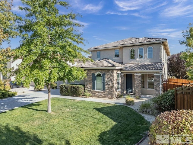 view of front of property featuring a front yard