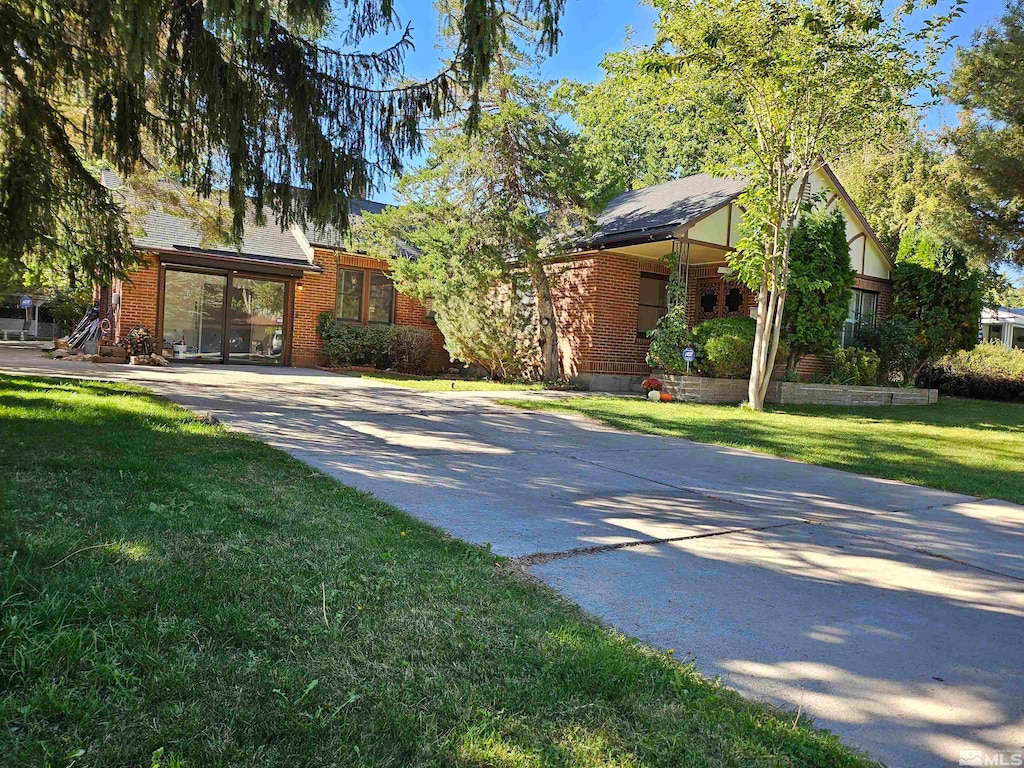 view of front of house featuring a front lawn