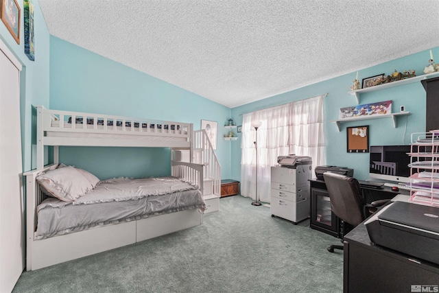 bedroom featuring lofted ceiling, a textured ceiling, and carpet flooring