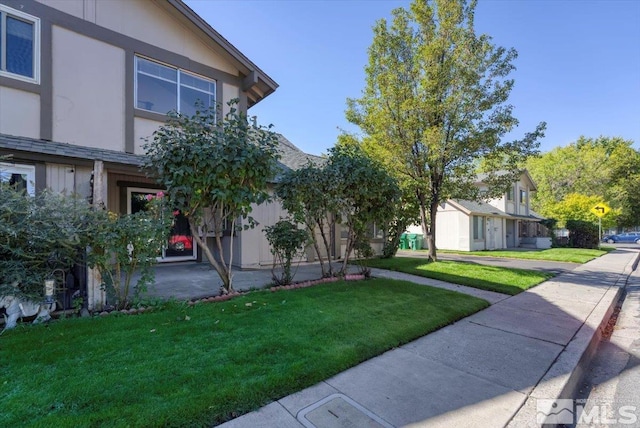 view of property's community featuring a lawn