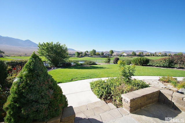 view of yard featuring a mountain view