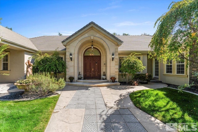 property entrance featuring a yard