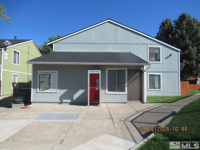 view of front of property