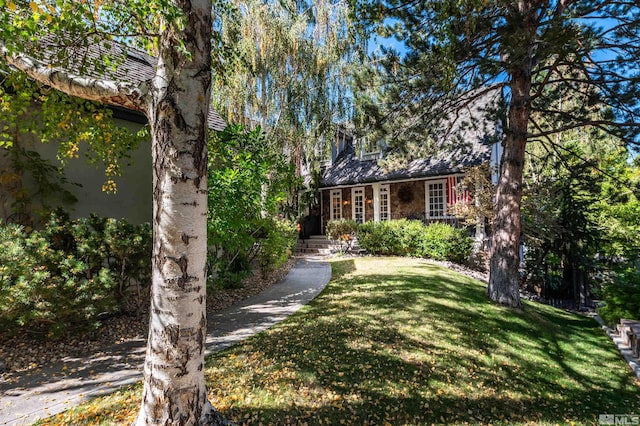 view of front of home featuring a front yard