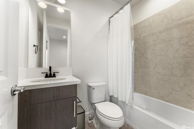 full bathroom featuring baseboards, toilet, shower / tub combo with curtain, and vanity