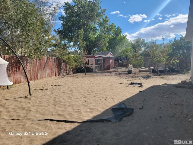 view of yard featuring a storage shed