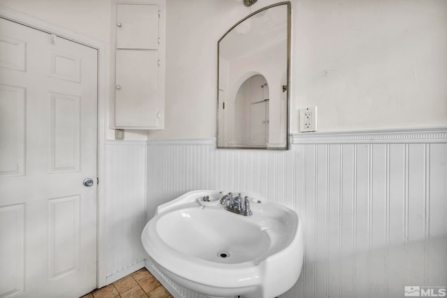 bathroom featuring sink