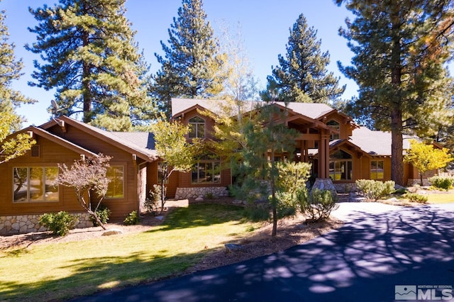 craftsman-style house featuring a front lawn