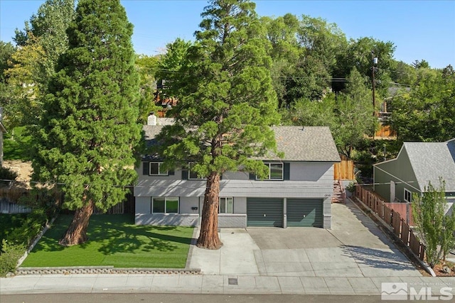 view of front of home featuring a front yard