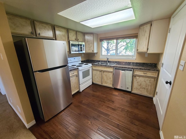 kitchen with sink, a textured ceiling, dark wood-type flooring, stainless steel appliances, and light brown cabinetry