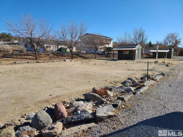 view of yard with a storage unit