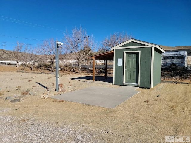 view of yard with a storage shed