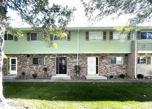 view of front of home featuring a front lawn