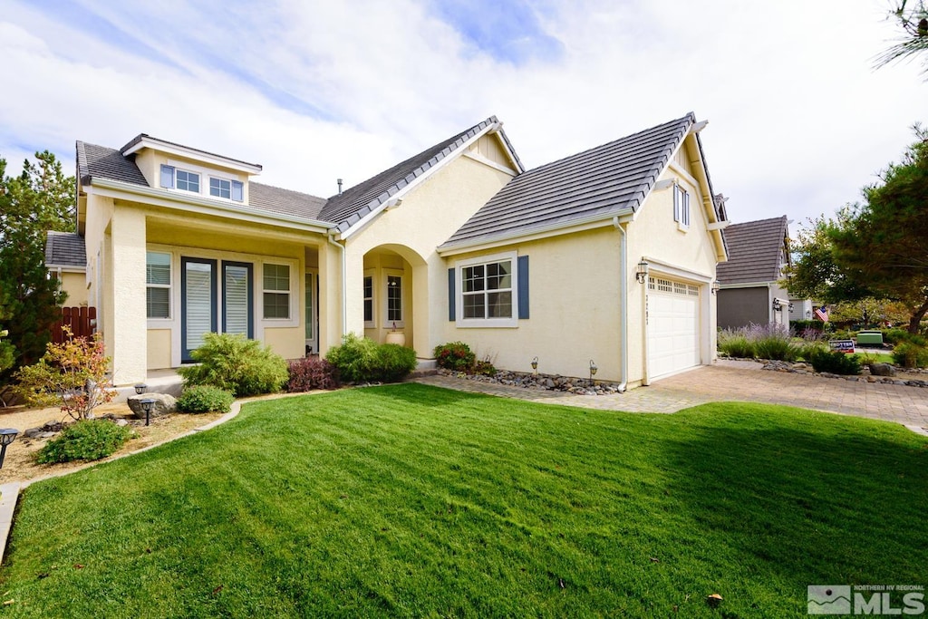 view of front of property featuring a front yard