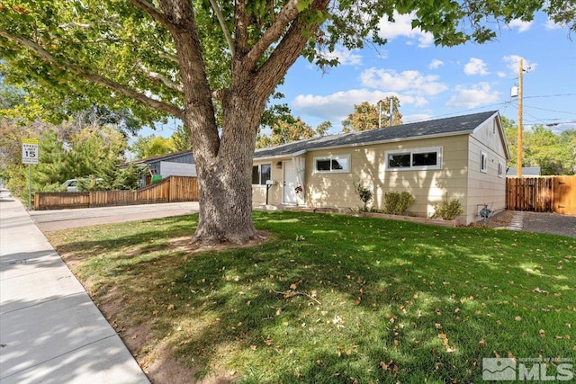 ranch-style home featuring a front lawn